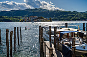 Dampferanlegestelle und Blick auf Isola San Giulio vom Hafen Orta San Giulio, Ortasee Lago d’Orta, Region Piemont, Italien, Europa