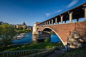 Historische Bogenbrücke Ponte Coperto über dem Fluss Ticino am Morgen, Pavia, Provinz Pavia, Lombardei,