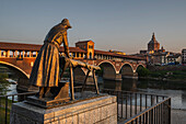 Historische Bogenbrücke Ponte Coperto über den Fluss Ticino am Morgen, Pavia, Provinz Pavia, Lombardei,