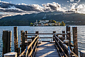  Wooden jetty, view of Isola San Giulio from the port of Orta San Giulio, Piazza Motta, Orta San Giulio, Lake Orta is a northern Italian lake in the northern Italian, Lago d&#39;Orta, or Cusio, region of Piedmont, Italy, Europe 