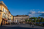 Cafe Ristorante Venus am Hafen bei Sonnenuntergang, Piazza Motta, Orta San Giulio, Ortasee Lago d’Orta, Region Piemont, Italien, Europa