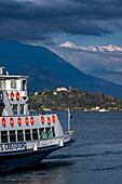 Fähre zwischen Verbania und Laveno-Mombello und Blick zu Schweizer Bergen, Provinz Varese, Lago Maggiore, Lombardei, Italien, Europa
