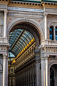 Triumphbogen am Eingang zur Shoppingmeile Galleria Vittorio Emanuele II, Mailand, Lombardei, Italien, Europa