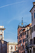 Häuserzeile in der Altstadt am Platz Piazza delle Erbe, Stadt Mantua, Provinz Mantua, Lombardei, Italien, Europa
