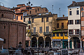 Kirche Rotonda di San Lorenzo und Straßencafe in der Altstadt am Platz Piazza delle Erbe, Stadt Mantua, Provinz Mantua, Lombardei, Italien, Europa