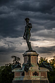 Kopien der Statuen von Michelangelo mit mit einer zweiten Kopie des David bei Sonnenuntergang, Platz Piazzale Michelangelo, Florenz, Region Toskana, Italien, Europa