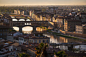 Blick vom Platz Piazzale Michelangelo auf Altstadt und Fluss Arno mit Brücken bei Sonnenuntergang, Florenz, Region Toskana, Italien, Europa