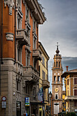 Typische Villen in der Altstadt und alter Glockenturm, Parma, Provinz Parma, Emilia-Romagna, Italien, Europa