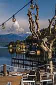 Blick auf den See morgens von dem Strand Lido di Gozzano am Südende, Ortasee Lago d’Orta, Provinz Novara, Region Piemont, Italien