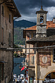 Alte Häuser und Gassen am Hafen, im Ort Orta San Giulio, Ortasee Lago d’Orta, Provinz Novara, Region Piemont, Italien