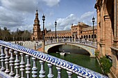 Brücken mit Azulejos über den Kanal und Palast, am Plaza de Espana, Sevilla, Andalusien, Spanien