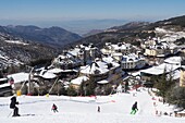 Skipisten und Skiort Pradollano im Skigebiet am Pico de Veleta, Sierra Nevada, über Granada, Andalusien, Spanien