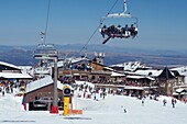 Skifahrer und Liftanlagen im Skigebiet am Pico de Veleta, Sierra Nevada, über Granada, Andalusien, Spanien