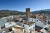 Blick auf das Dorf und Iglesia de Asuncion, Weißes Dorf, Priego de Cordoba, Provinz Cordoba, Andalusien, Spanien