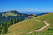 Weg mit mehreren Personen beim Wandern führt auf Hirschberghaus zu, Foggenstein im Hintergrund, Hirschberg, Bayerische Alpen, Oberbayern, Bayern, Deutschland
