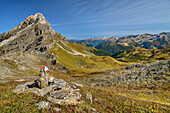 Steinmann vor Kalkwand mit Zillertaler Alpen im Hintergrund, vom Junsjoch, Tuxer Alpen, Zillertal, Tirol, Österreich