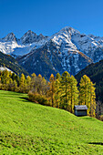  Kaunertal in autumn colours with snow-covered Kleiner Dristkogel, Grosser Dristkogel and Brehnspitze, Kaunertal, Ötztal Alps, Tyrol, Austria 