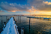  Snow-covered jetty on Lake Chiemsee with Fraueninsel and Chiemgau Alps in the background, Chiemsee, Chiemgau Alps, Upper Bavaria, Bavaria, Germany 