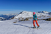 Frau auf Skitour steigt zum Kastenwendenkopf auf, Kastenwendenkopf, Kitzbüheler Alpen, Tirol, Österreich