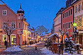Verschneite, beleuchtete Fußgängerzone von Murnau, Murnau, Oberbayern, Bayern, Deutschland 