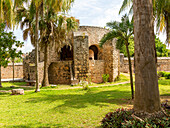 Überdachter Cenote-Brunnen im Kloster San Bernardino von Sienna, Valladolid, Yucatan, Mexiko