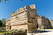 Aufwendig verzierte Steinfassade im Monjas-Komplex, Chichen Itzá, Maya-Ruinen, Yucatan, Mexiko - Iglesia oder Kirchengebäude