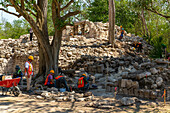 Archäologen bei der Arbeit Chichen Itzá, Maya-Ruinen, Yucatan, Mexiko