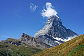 Matterhorn mit Wolkenfahne, Zermatt, Wallis, Schweiz.