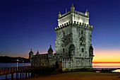Eines der Wahrzeichen von Lissabon, der Torre Belem am Tejo bei Sonnenuntergang, Portugal.