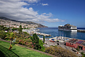 Kreuzfahrtschiff im Hafen von Funchal, Madeira, Portugal.