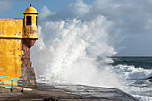 Sturm aus Südwest. Forte Santiago, Funchal, Madeira, Portugal.