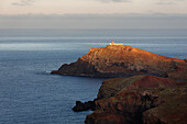 Felsenküste, Küstenlandschaft mit Meerblick und Leuchtturm auf der Halbinsel Sao Lourenco, Madeira, Portugal