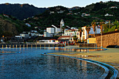 Meerwasserschwimmbecken in Porto da Cruz, Madeira, Portugal.