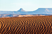 Africa, Morocco, Zagora, Sahara, Erg Lehoudi, dune ridge with rocky mountains in the background 