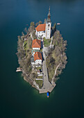 Blick aus der Vogelperspektive auf die Marienkirche im Bleder See in Bled, Slowenien, Europa.