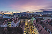 Blick vom Schlossberg auf einen Weihnachtsmarkt in Altstadt von Graz, Steiermark, Österreich.