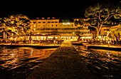 Blick vom Bootssteg auf das Hotel Illa d'Or am Pine Walk bei Nacht, Port de Pollenca, Mallorca, Spanien
