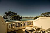 Blick vom Balkon von Hotel Illa d'Or über das Meer auf Port de Pollenca, Mallorca, Spanien