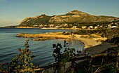  Evening view of the Platja de Sant Joan and the bay, in the background the Tramuntana mountains, Alcudia, Mallorca, Spain 