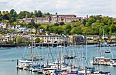 Blick über die Mündung von Fluss Dart River auf die Gebäude des Dartmouth Naval College, Dartmouth, Devon, England, Großbritannien