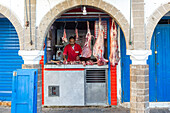 Fleisch hängt am Haken in der Metzgerei in der Medina von Essaouira, Marokko, Nordafrika