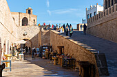 Touristen und Souvenirläden, Rampart Mogador, Essaouira, Marokko, Nordafrika