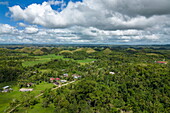 Luftaufnahme der geologischen Formation Chocolate Hills, in der Nähe von Carmen, Bohol, Philippinen, Südostasien