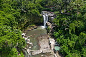 Luftaufnahme des Tegenungan-Wasserfalls im Dschungel, Sukawati, Gianyar, Bali, Indonesien, Südostasien
