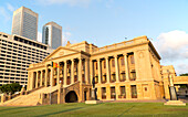 Altes Parlamentsgebäude, heute Büros des Präsidentensekretariats, Colombo, Sri Lanka und moderne Wolkenkratzer