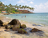 Tropischer Strand mit Menschen schwimmen Mirissa, Sri Lanka, Asien