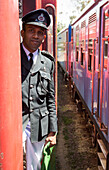 Männlicher Bahnwärter steht in einem Zug Sri Lanka, Asien