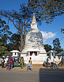 Buddhistischer Tempel weiße Stupa, Nuwara Eliya, Sri Lanka, Asien