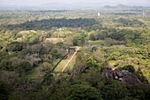 Blick auf die Wassergärten von der Felsenpalastfestung, Sigiriya, Zentralprovinz, Sri Lanka, Asien