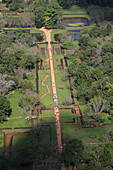 Blick auf die Wassergärten von der Felsenpalastfestung, Sigiriya, Zentralprovinz, Sri Lanka, Asien